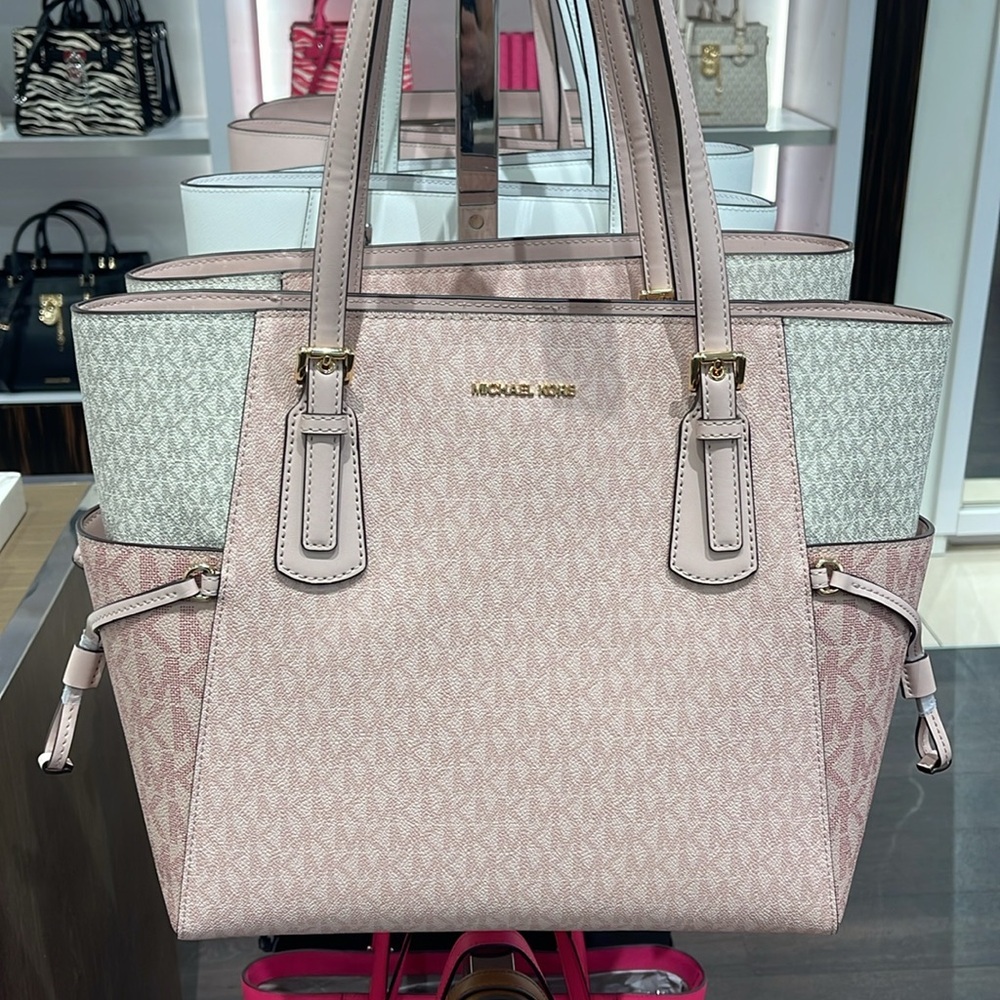 Michael Kors Voyager Lg Color-Block Signature Logo Tote Bag
Powder Blush Multi - Picture 1 of 16